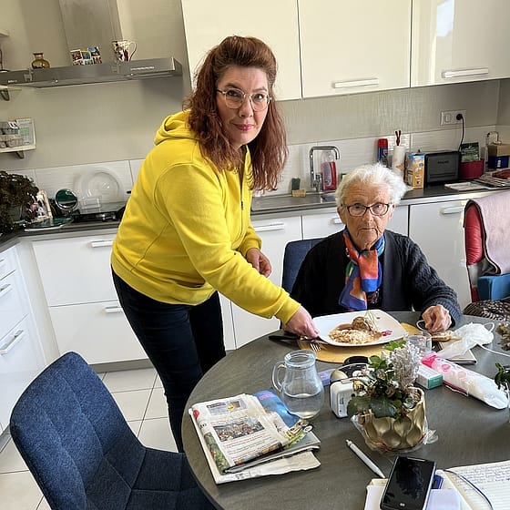 Intervenante portage de repas à domicile ADMR préparant le repas et accompagnant une personne âgée